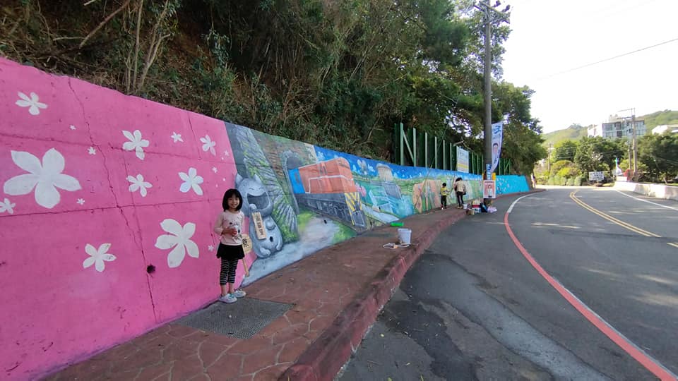 苗栗市高苗里社區的壁畫彩繪 全長50公尺