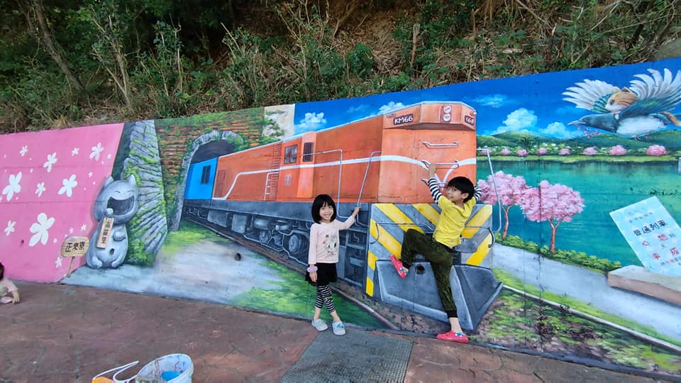 苗栗市高苗里社區的壁畫彩繪 功維敘火車 全長50公尺