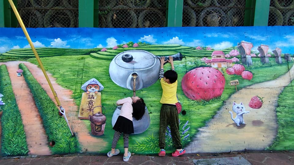 苗栗市高苗里社區的茶園壁畫 全長50公尺